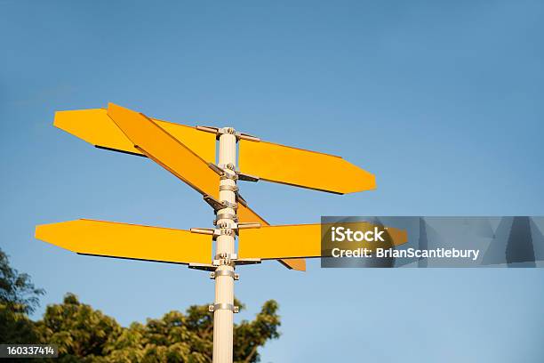 Blanco Poste Indicador Con Seis Amarillo Sugerencias Foto de stock y más banco de imágenes de Aire libre