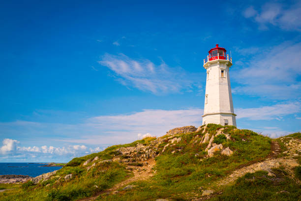 faro de louisbourg, un faro canadiense activo, en louisbourg en cape breton, nueva escocia. - louisbourg fotografías e imágenes de stock