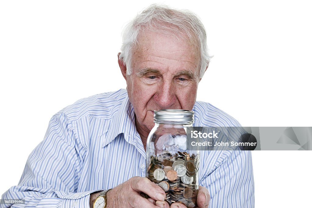 Uomo anziano con un barattolo di monete - Foto stock royalty-free di Contemplazione