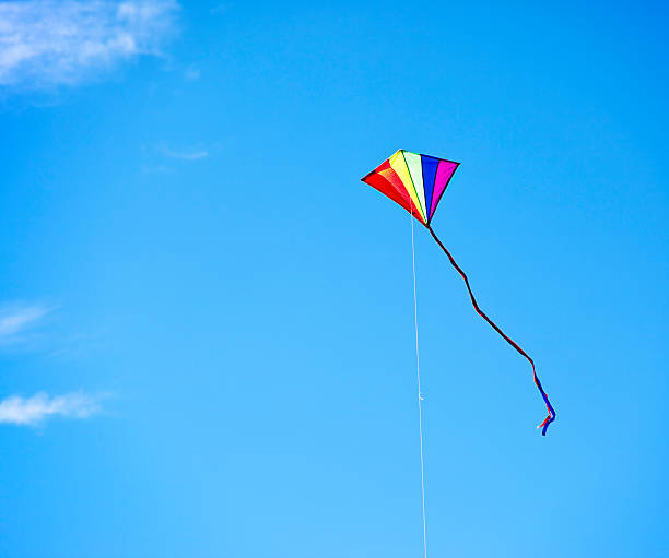 Kite nel cielo blu - foto stock