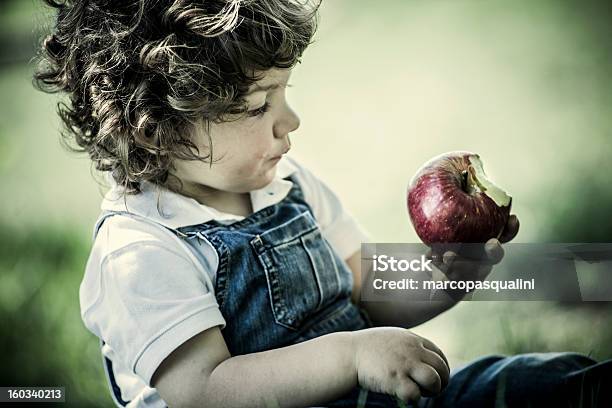 Dziecko I Apple - zdjęcia stockowe i więcej obrazów 2-3 lata - 2-3 lata, Brązowe oczy, Brązowe włosy