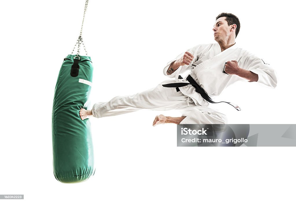 Giovane uomo di praticare Arti marziali - Foto stock royalty-free di Karate