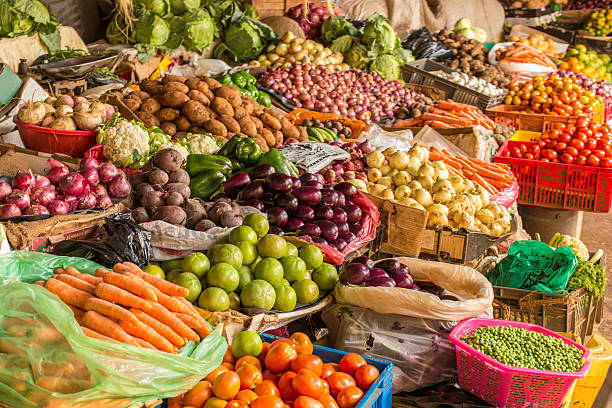 mercado de frutas e legumes - vegetable market imagens e fotografias de stock