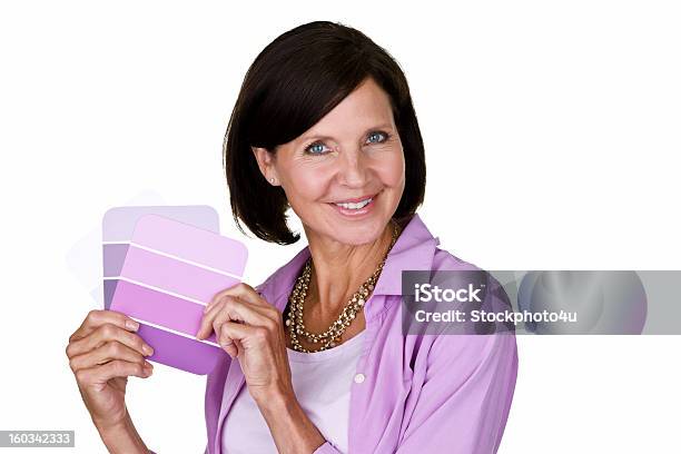 Donna Matura Con Carte Di Colore - Fotografie stock e altre immagini di 50-54 anni - 50-54 anni, Abbigliamento casual, Adulto