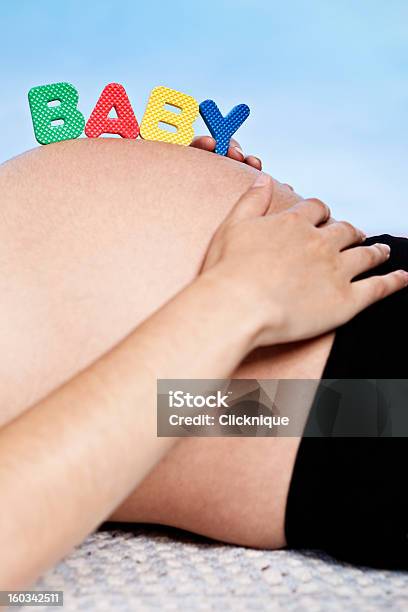 Буквами Младенца На Беременная Живот — стоковые фотографии и другие картинки 6-11 месяцев - 6-11 месяцев, Беременная, Буква A