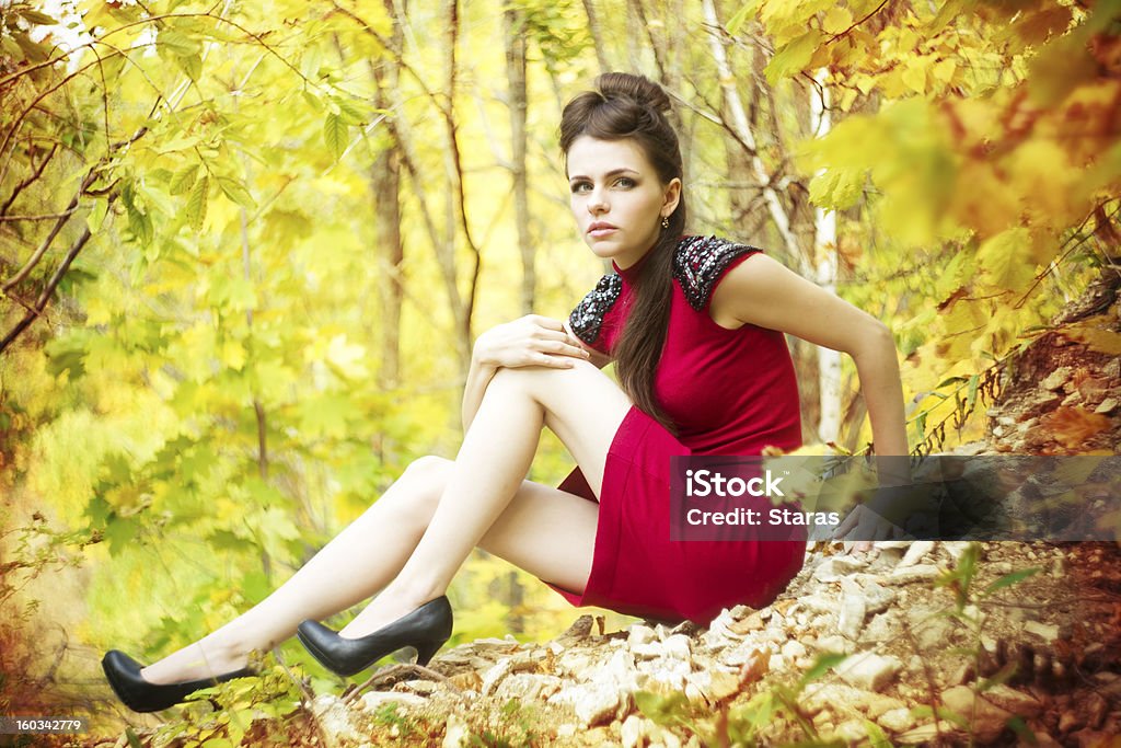 Woman in autumnal park - Foto de stock de 20-24 años libre de derechos