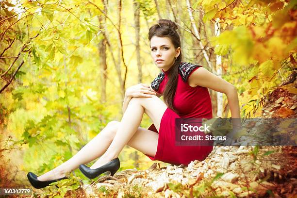 Woman In Autumnal Park Foto de stock y más banco de imágenes de 20-24 años - 20-24 años, Adulto, Adulto joven