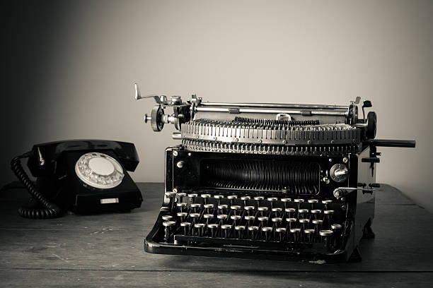 stara maszyna do pisania vintage, telefon na stole, nienasycony zdjęcie - newspaper typewriter the media obsolete zdjęcia i obrazy z banku zdjęć