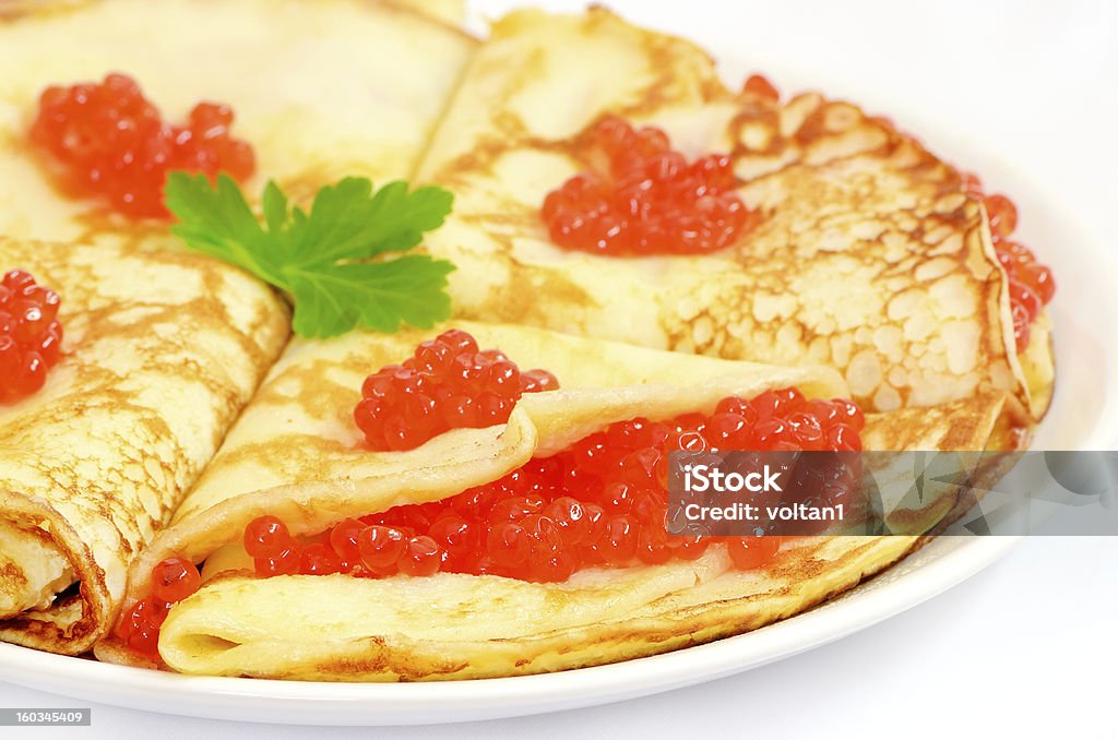 Frittelle con Caviale rosso su un piatto - Foto stock royalty-free di Alimentazione non salutare