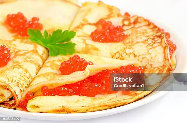 Frittelle Con Caviale Rosso Su Un Piatto - Fotografie stock e altre immagini di Alimentazione non salutare - Alimentazione non salutare, Bianco, Calore - Concetto