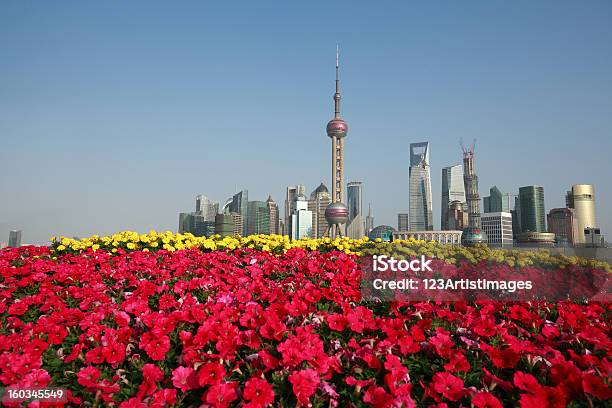 Shanghai Bund Hito En El Nuevo Panorama De Los Edificios De La Ciudad Foto de stock y más banco de imágenes de Aire libre