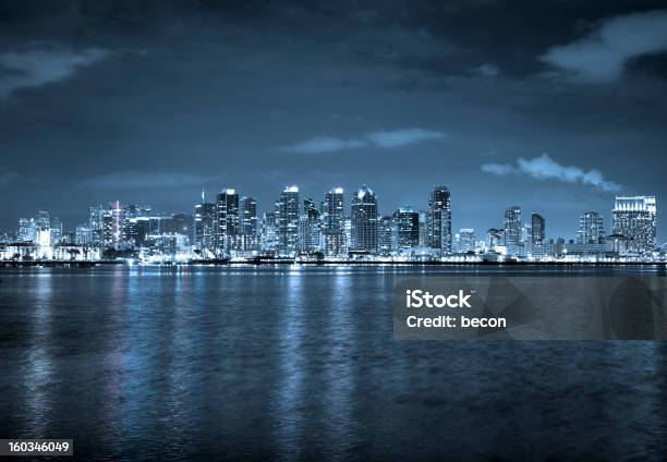 San Diego Por La Noche Foto de stock y más banco de imágenes de Aire libre - Aire libre, Anochecer, Arquitectura exterior