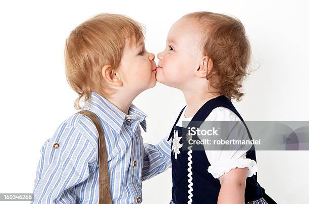 Küssen Stockfoto und mehr Bilder von Kind - Kind, Küssen, Weißer Hintergrund
