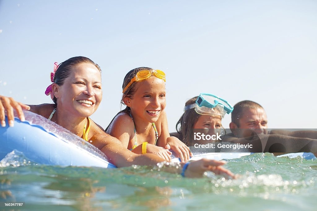 Família no mar deitar em um colchão de praia inflável - Foto de stock de Família royalty-free