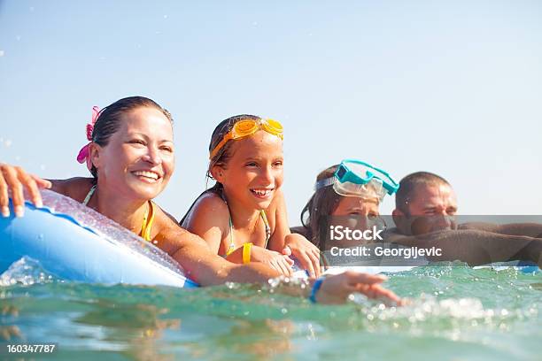 Foto de Família No Mar Deitar Em Um Colchão De Praia Inflável e mais fotos de stock de Família