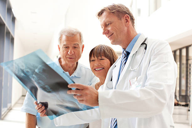 médico rever uma radiografia da imagem com doentes - hhpm27 imagens e fotografias de stock