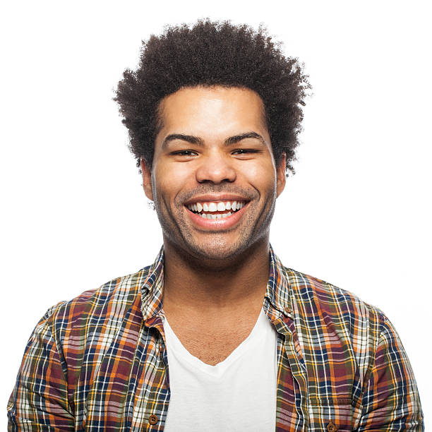 retrato de un hombre sonriente - brown hair isolated on white short hair young men fotografías e imágenes de stock