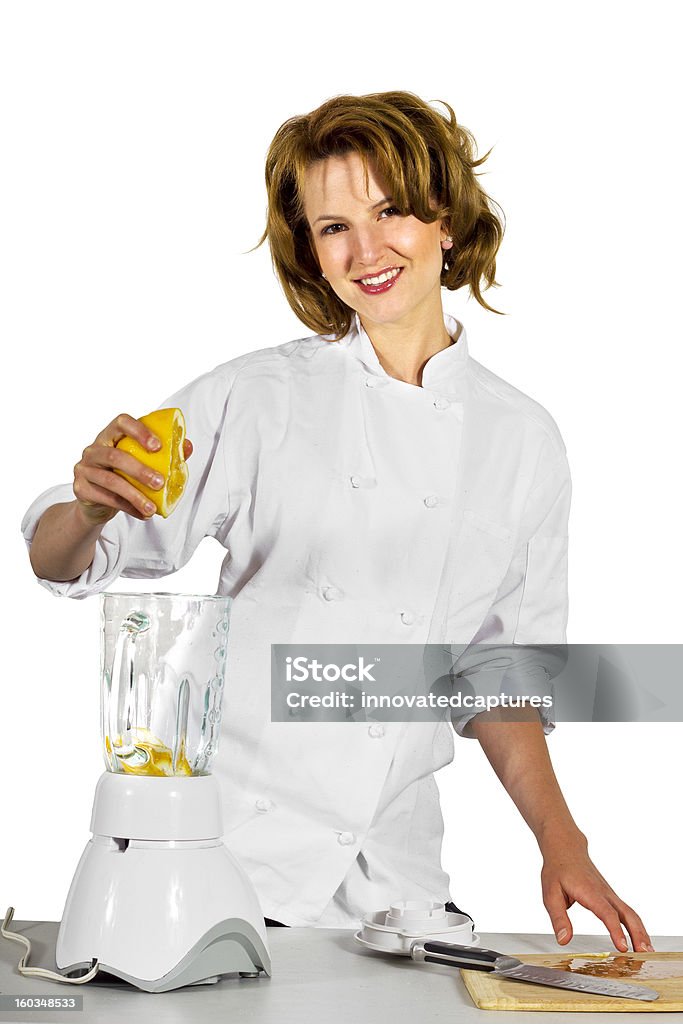 Femmina Chef utilizzando un Frullatore elettrico su sfondo bianco - Foto stock royalty-free di Abilità