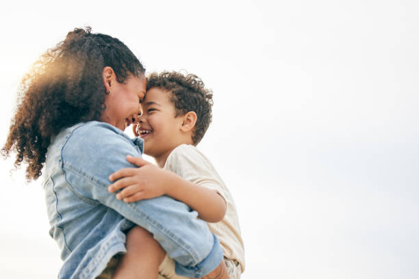 praia, pôr do sol e amor da mãe para criança, menino ou filho juntos ao ar livre na natureza nas férias, férias ou cabeças tocando com um sorriso. mãe, mulher e criança com felicidade, cuidado e maquete com céu - mãe e filho - fotografias e filmes do acervo