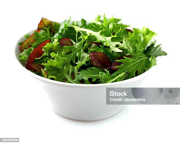 Salada Fresca Em Um Prato Branco - Fotografias de stock e mais imagens de Alface - Alface, Alho Francês, Alimentação Saudável