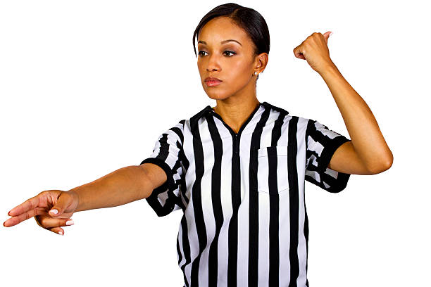 african american femme arbitre gestes une violation des - american football referee american culture striped photos et images de collection