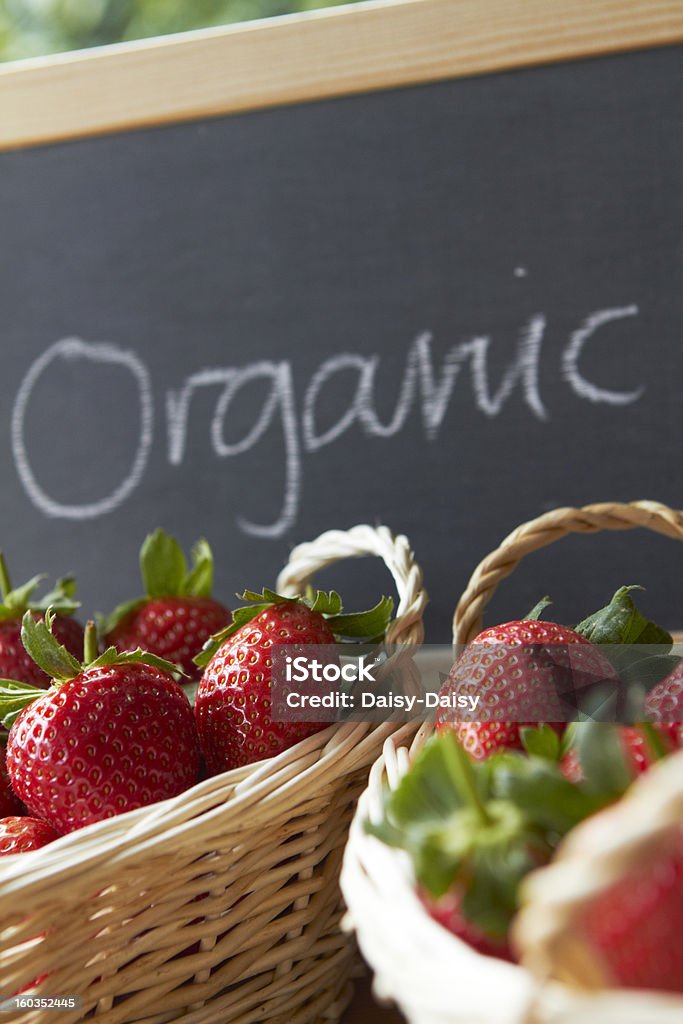 Bio-Erdbeeren für Verkauf - Lizenzfrei Bauernmarkt Stock-Foto