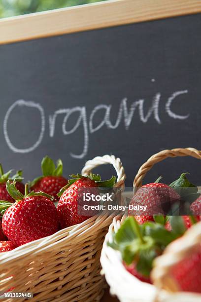 Organic Fragole Per La Vendita - Fotografie stock e altre immagini di Alimentazione sana - Alimentazione sana, Cestino, Cibi e bevande