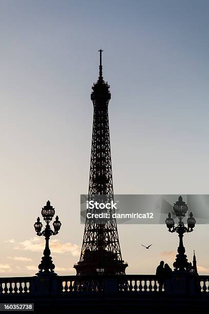 Silueta De La Torre Eiffel Lámpara Y Los Amantes De París Foto de stock y más banco de imágenes de Arquitectura