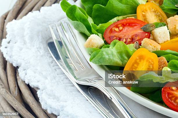 Salada Verde Com Croutons Tomatos E - Fotografias de stock e mais imagens de Alface - Alface, Alimentação Saudável, Almoço