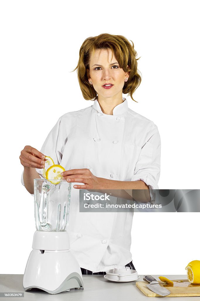 Femmina Chef utilizzando un Frullatore elettrico su sfondo bianco - Foto stock royalty-free di Abilità