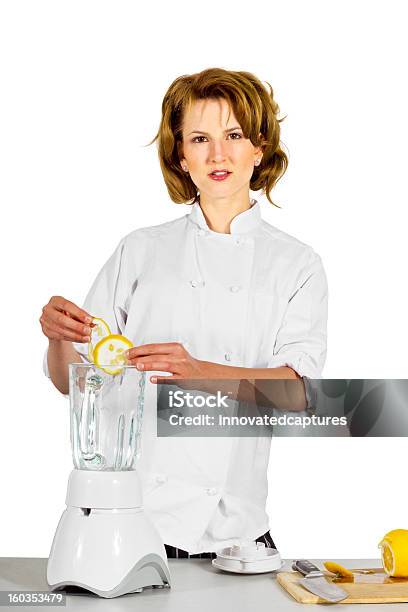 Foto de Chef Feminino Usando Um Liquidificador Em Um Fundo Branco e mais fotos de stock de Adulto