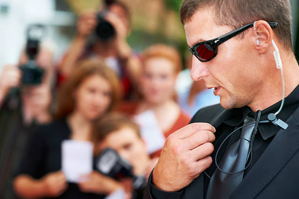 es un caos aquí. famoso estilo de vida de - handsome man flash fotografías e imágenes de stock