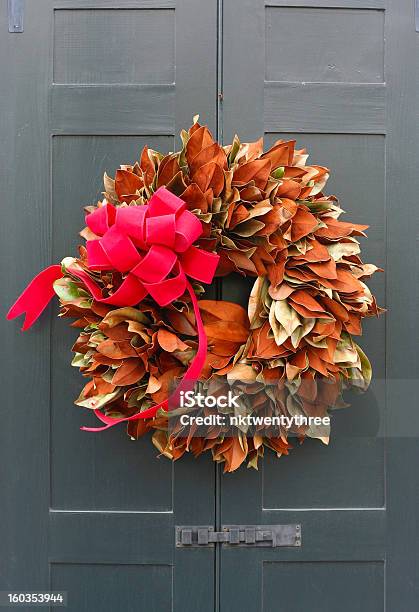 Corona De Navidad En Una Puerta Foto de stock y más banco de imágenes de Arreglo floral - Arreglo floral, Celebración - Ocasión especial, Color negro