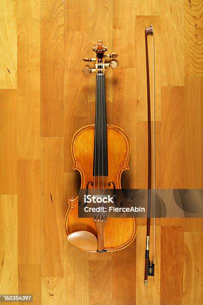 Bonito Violino Para Soalhos - Fotografias de stock e mais imagens de Antigo - Antigo, Antiguidade, Arco - Equipamento musical