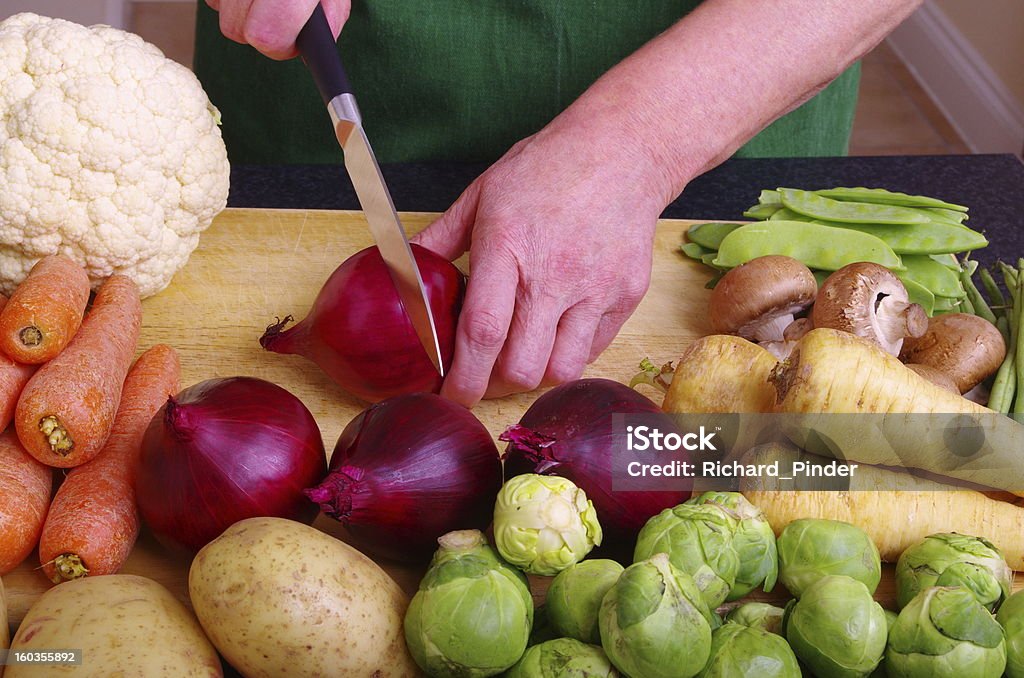 Mujer verduras de corte - Foto de stock de Adulto libre de derechos