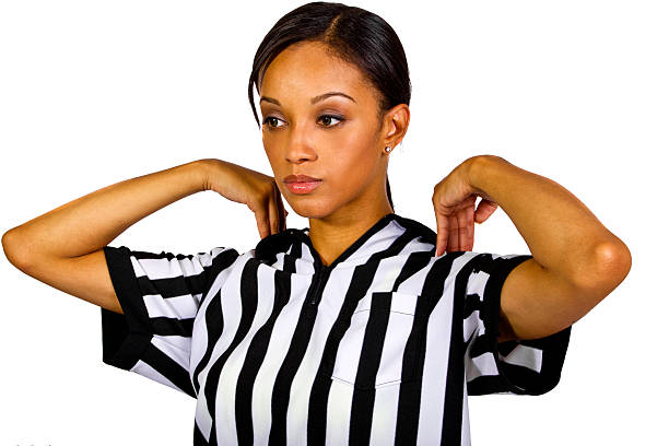 african american femme arbitre portant un uniforme rayées - american football referee american culture striped photos et images de collection