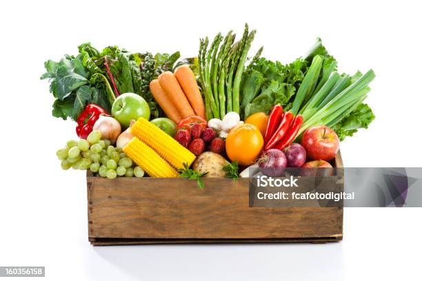 Fruits And Veggies In Wood Box With White Backdrop Stockfoto en meer beelden van Groente - Groente, Fruit, Mand