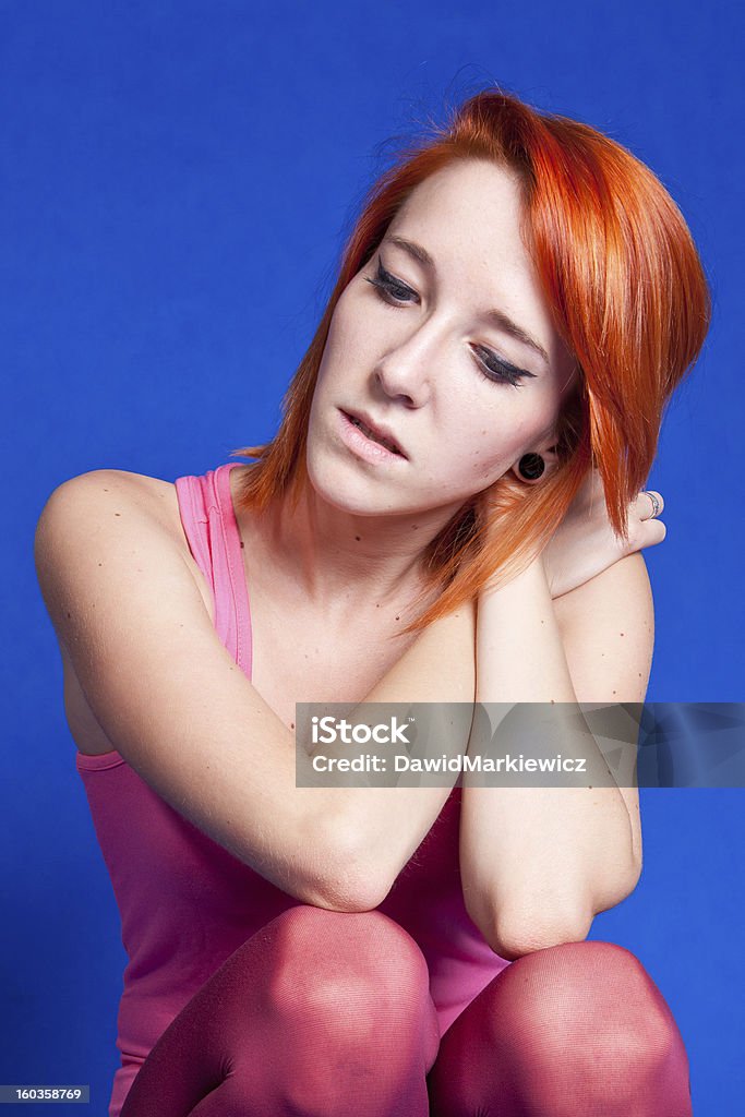 Menina bonita Posando sobre fundo azul - Royalty-free 20-24 Anos Foto de stock