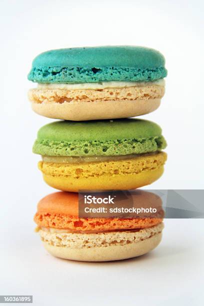 Divertido Azul Verde Amarela E Laranja Macarons Closeup - Fotografias de stock e mais imagens de Alimentação Não-saudável