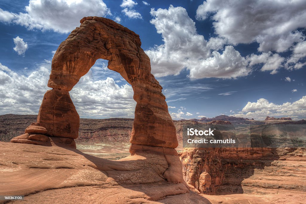 Delicate Arch, archi NP, Panorama di nuvole - Foto stock royalty-free di Ambientazione esterna