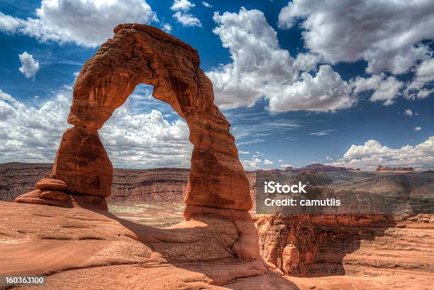 Delicate Arch Archi Np Panorama Di Nuvole - Fotografie stock e altre immagini di Ambientazione esterna - Ambientazione esterna, Arco naturale, Arenaria - Roccia sedimentaria