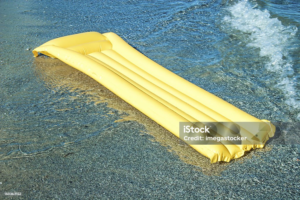 Amarillo flotante colchón de aire - Foto de stock de Aire libre libre de derechos