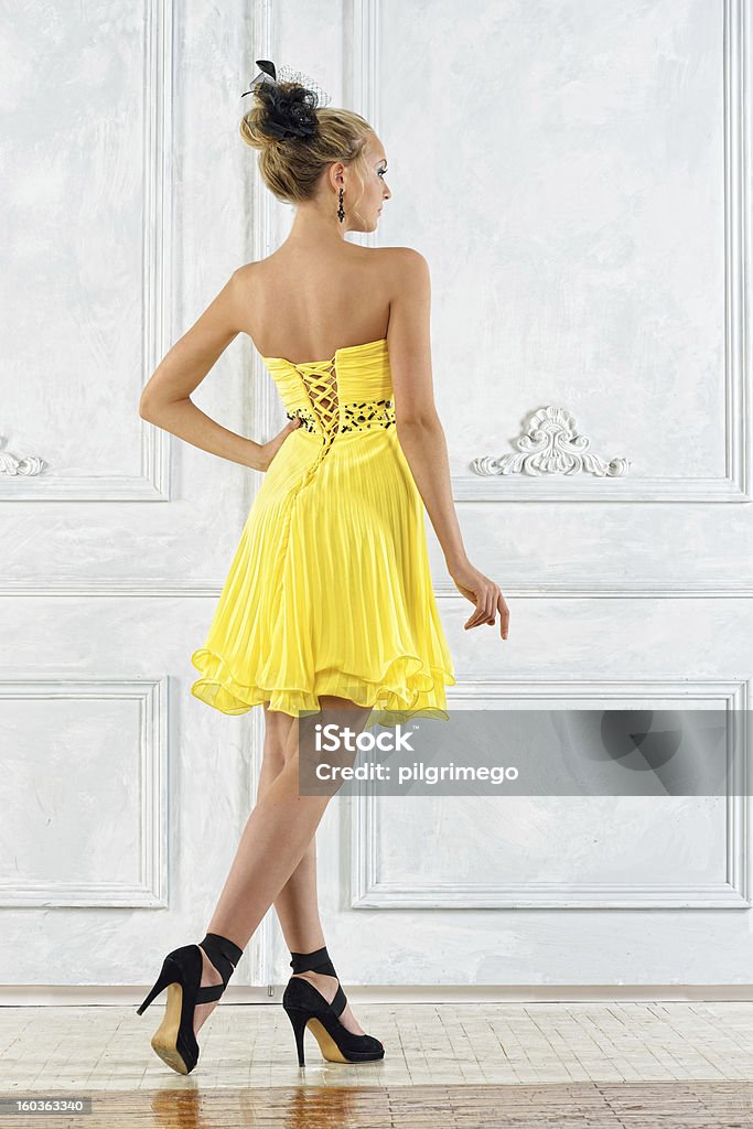 Красивая белокурая женщина в желтый вечернее платье. - Стоковые фото Белый роялти-фри