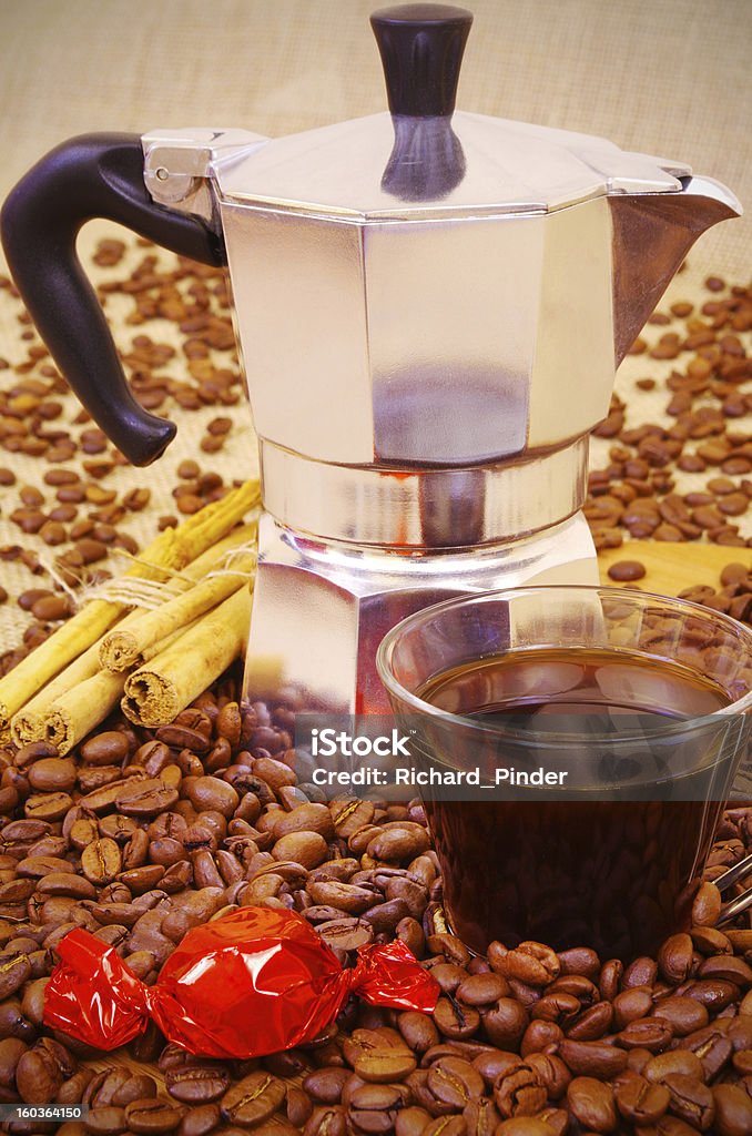 Machine à expresso et une tasse de café - Photo de Cafetière libre de droits