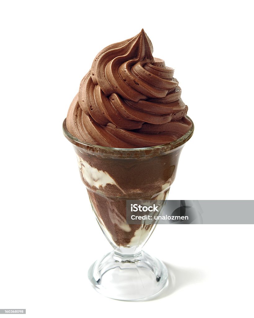 Soft helado de chocolate sobre fondo blanco - Foto de stock de Blanco - Color libre de derechos