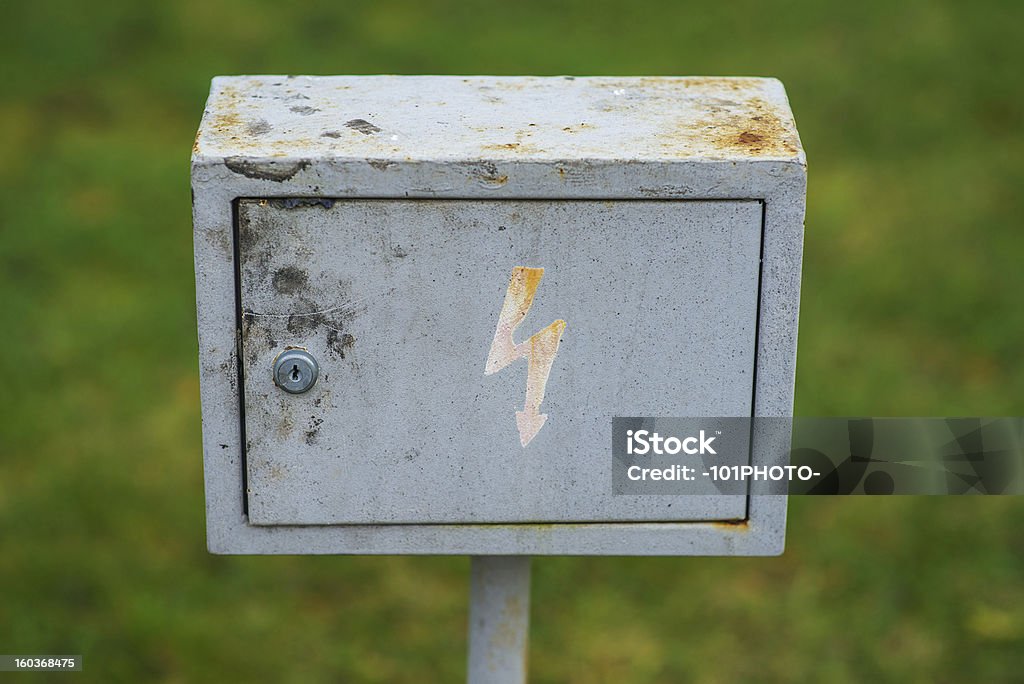 Caja metálica con "relámpago" - Foto de stock de Electricidad libre de derechos