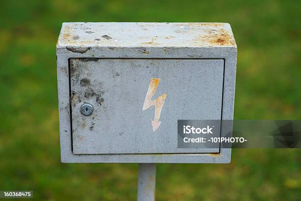 Caja Metálica Con Relámpago Foto de stock y más banco de imágenes de Electricidad - Electricidad, Fotografía - Imágenes, Herramientas profesionales