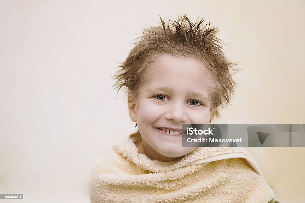 Ritratto di allegro ragazzo con i Capelli bagnati - Foto stock royalty-free di Avvolto in un asciugamano
