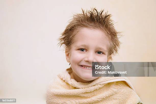 Foto de Retrato De Menino Com Cabelo Molhado Alegre e mais fotos de stock de Criança pequena - Criança pequena, Enrolado em Toalha de Banho, Alegria