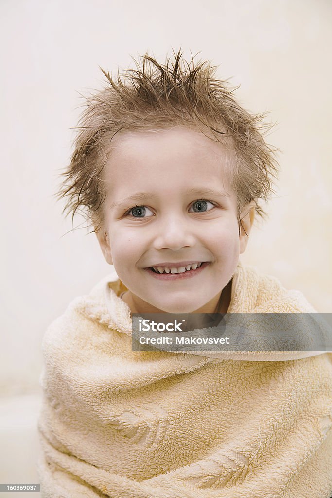 Porträt der fröhliche Junge mit nassen Haaren - Lizenzfrei Badezimmer Stock-Foto